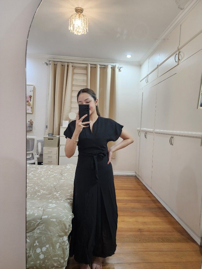 Black Dress Small (Category: Dresses) located in Cagayan de Oro. Submitted by declutter97 (Listing ID 1449822862, Image 3). Description: Elegant black dress with back zipper Fits Small Php400 Model's height: 5'1 Model's size: Small.
