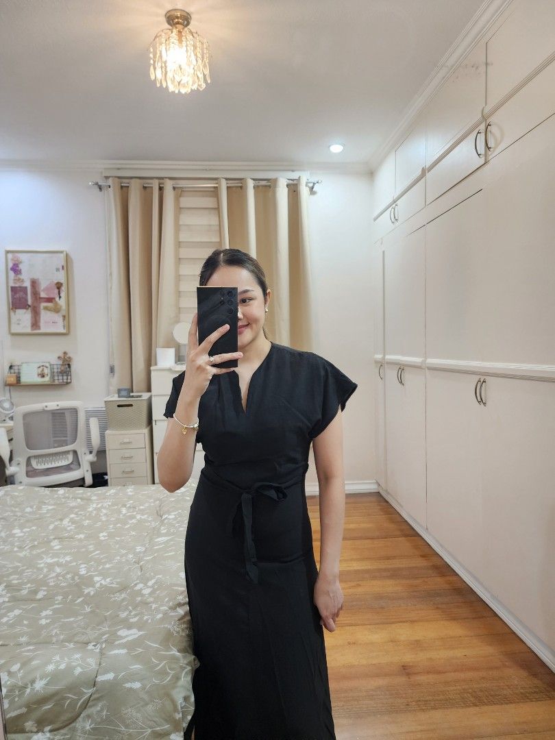 Black Dress Small (Category: Dresses) located in Cagayan de Oro. Submitted by declutter97 (Listing ID 1449822862, Image 2). Description: Elegant black dress with back zipper Fits Small Php400 Model's height: 5'1 Model's size: Small.