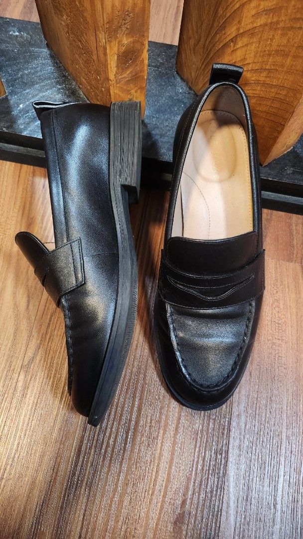 Colehann black leather loafers - Size 6B (Category: Loafers) located in Pasig City. Submitted by anjgonzy (Listing ID 1449807478, Image 2). Description: - Classic black leather loafers - Bought in the US - Versatile for work or casual outfits - Size: 6B - Used less than 5 times, mostly indoor RFS: Not using it. MOP: Gcash, Maribank Buyer will take care of the shipping fee and booking..