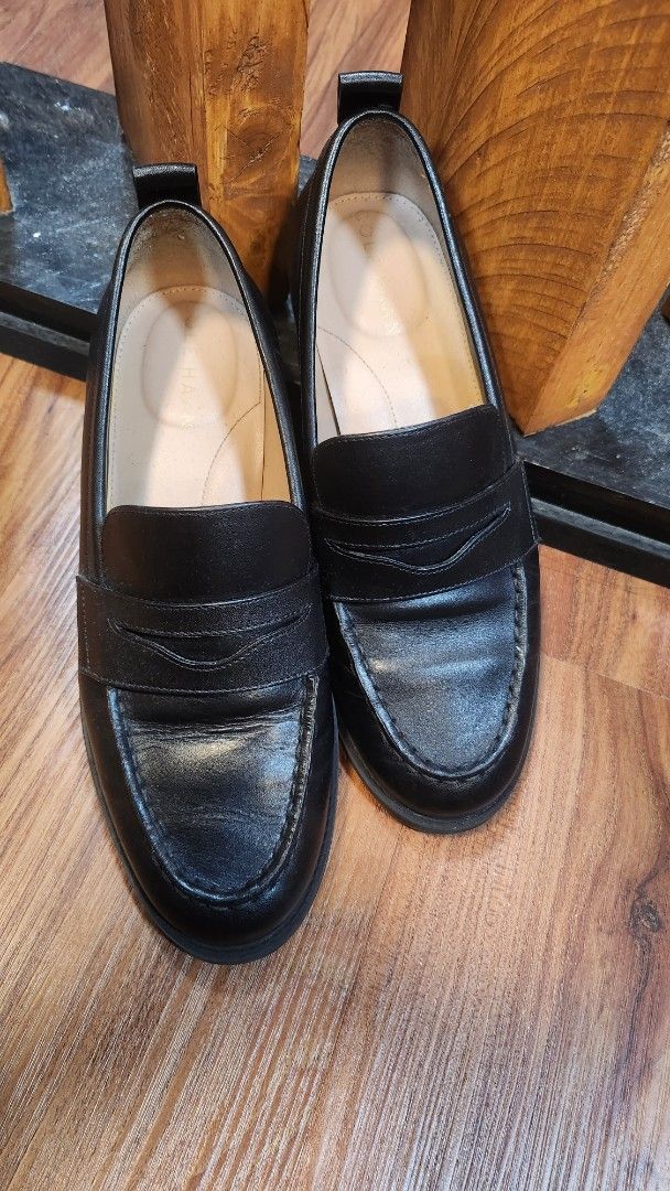 Colehann black leather loafers - Size 6B (Category: Loafers) located in Pasig City. Submitted by anjgonzy (Listing ID 1449807478, Image 1). Description: - Classic black leather loafers - Bought in the US - Versatile for work or casual outfits - Size: 6B - Used less than 5 times, mostly indoor RFS: Not using it. MOP: Gcash, Maribank Buyer will take care of the shipping fee and booking..