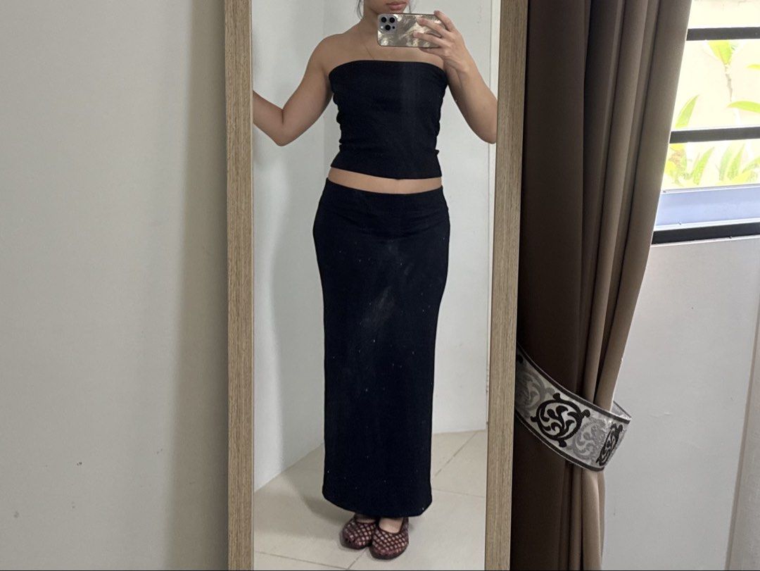 Black Maxi Skirt (Category: Skirts) located in San Fernando. Submitted by khdzn (Listing ID 1449902420, Image 3). Description: • long black maxi skirt • stretchy and very comfortable material • can be worn high-waisted or lower • NEVER WORN with tags.