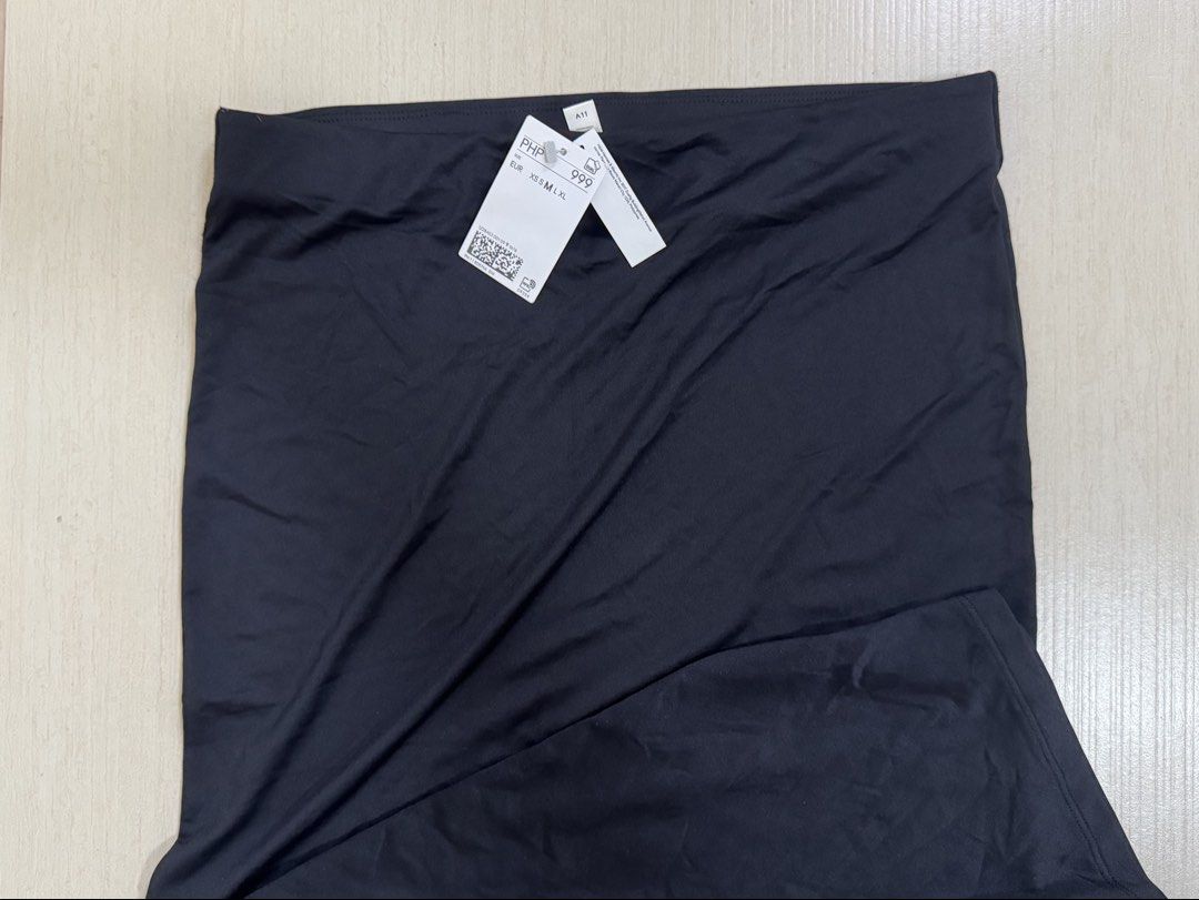 Black Maxi Skirt (Category: Skirts) located in San Fernando. Submitted by khdzn (Listing ID 1449902420, Image 2). Description: • long black maxi skirt • stretchy and very comfortable material • can be worn high-waisted or lower • NEVER WORN with tags.