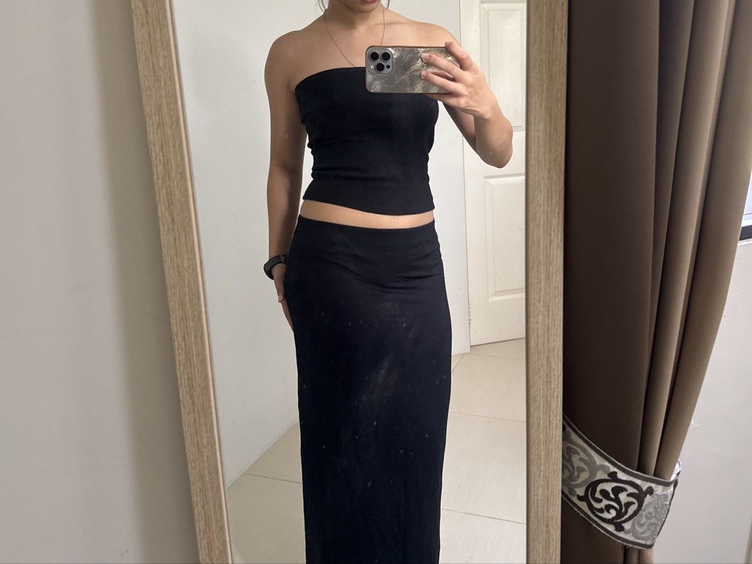 Black Maxi Skirt (Category: Skirts) located in San Fernando. Submitted by khdzn (Listing ID 1449902420, Image 1). Description: • long black maxi skirt • stretchy and very comfortable material • can be worn high-waisted or lower • NEVER WORN with tags.