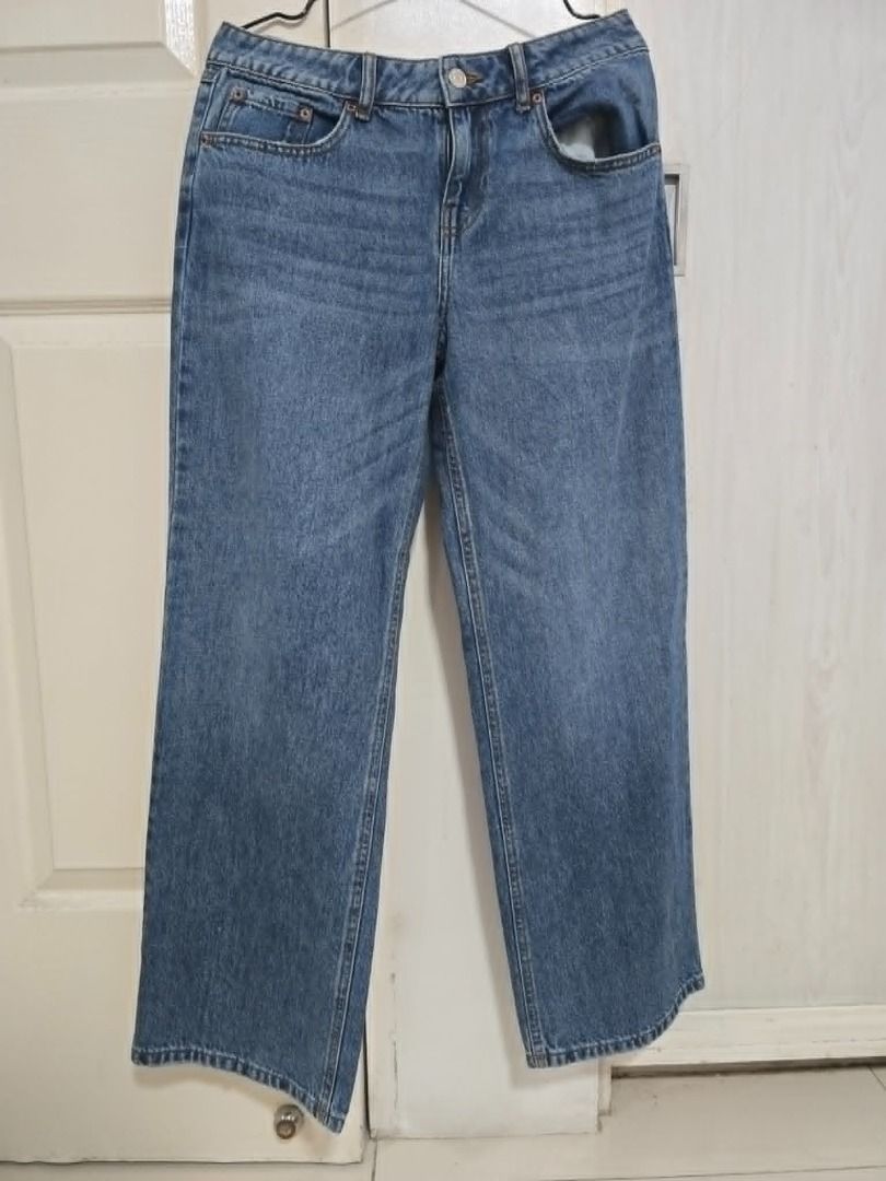Blue Denim Wide Leg Jeans (Category: Jeans) located in Marikina City. Submitted by closetbuffet (Listing ID 1449835411, Image 3). Description: - Classic blue denim jeans - Relaxed wide-leg cut - Distressed ripped detail on one leg - Button and zip fly closure - Two front pockets - Two back pockets - Ideal for everyday casual wear - Size 30.