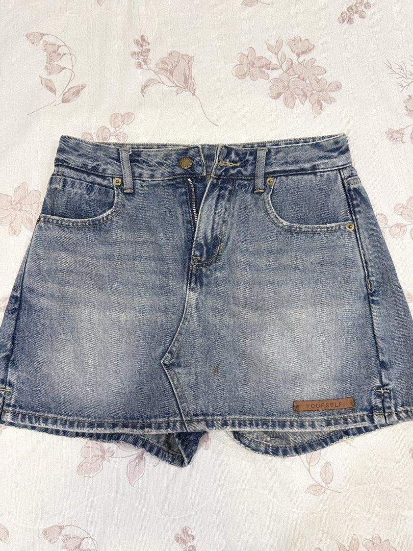 BOBO1972 Denim Shorts Size 28 Blue (Category: Shorts) located in Manila. Submitted by p3arlescent (Listing ID 1449874030, Image 1). Description: - Light wash blue denim shorts - Distressed look - Zip fly with button closure - Two front pockets and two back pockets - Small leather patch on right side with 'YOURSELF' embossed - Tag size: 28 - Ideal for casual wear.