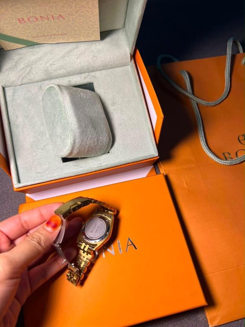 Bonia Gold ORIGINAL (Category: Watches) located in Johor Bahru. Submitted by motzy2u (Listing ID 1449846011, Image 3). Description: - Genuine Bonia watch - Classic white dial with date function - Comes with original box and paper bag - Versatile for everyday or special events - A timeless addition to your collection - Comes with warranty card and certificate - Nego available - Cod meet area JB / post + 15.