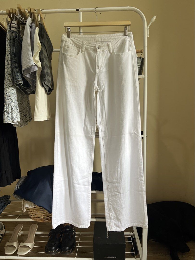 Brandy Melville White Gigi Jeans (Category: Jeans) located in San Jose. Submitted by LarmeKei.ph (Listing ID 1449796567, Image 2). Description: Washtag says 100% Cotton Waist: 74cm, Waist Height: 24cm Inner Seam: 81cm Last price posted, bought in pasabuy for 3k, arrived last week Store hangtags removed na Rfs: too long for me Low-rise loose-fitting white straight-leg trousers with 5 pockets featuring belt loops, buttons, and zippers..