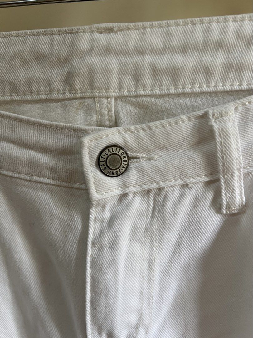 Brandy Melville White Gigi Jeans (Category: Jeans) located in San Jose. Submitted by LarmeKei.ph (Listing ID 1449796567, Image 3). Description: Washtag says 100% Cotton Waist: 74cm, Waist Height: 24cm Inner Seam: 81cm Last price posted, bought in pasabuy for 3k, arrived last week Store hangtags removed na Rfs: too long for me Low-rise loose-fitting white straight-leg trousers with 5 pockets featuring belt loops, buttons, and zippers..