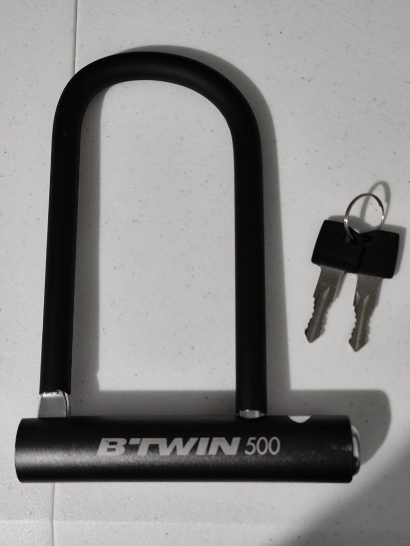 B'Twin 500 U-Lock with 2 Keys (Category: Bicycles) located in Magalang. Submitted by chuk27 (Listing ID 1449903034, Image 1). Description: Sturdy U-lock for medium bike protection. This lock offers a medium level of security that keeps your bike safe for short stops. A practical, lightweight and affordable bike lock for everyday can be used in low-risk environments. w/ 2 pcs keys Used once or twice only, QUIT na sa pagbibike Negotiable. Make an o