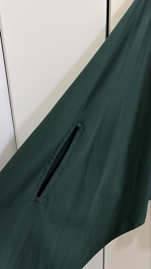 CAFTANIST (Category: Traditional & Ethnic wear) located in Kangar. Submitted by cherylbubs (Listing ID 1449801331, Image 3). Description: - green colour - wear once during convocation - no defect - kain pario senang ikat.