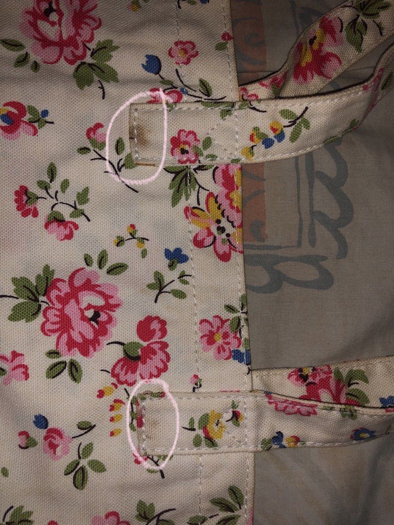 Cath Kidston Floral Tote Bag (Category: Tote Bags) located in Antipolo. Submitted by miuriena (Listing ID 1449814376, Image 2). Description: issue: few stains.