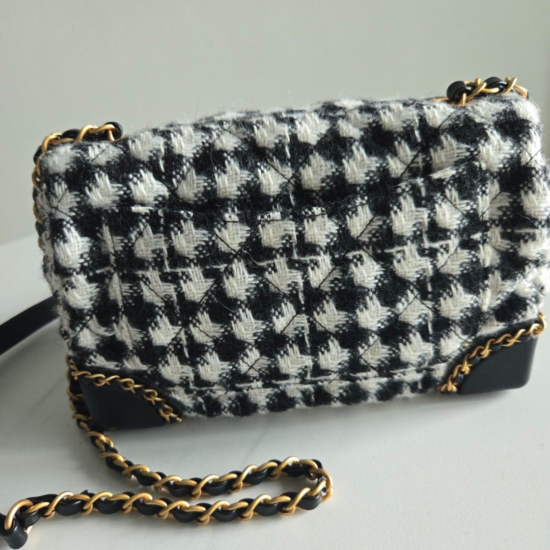 Chanel Tweed Mini Flap (Category: Luxury Bags & Wallets) located in Paranaque City. Submitted by dclutterqueen (Listing ID 1449765328, Image 2). Description: Chanel Tweed Mini Flap with 💯 Genuine leather and chain details, long strap 🇯🇵 Acquired preloved from Japan 👜Measures approximately 8 x 5 inches.