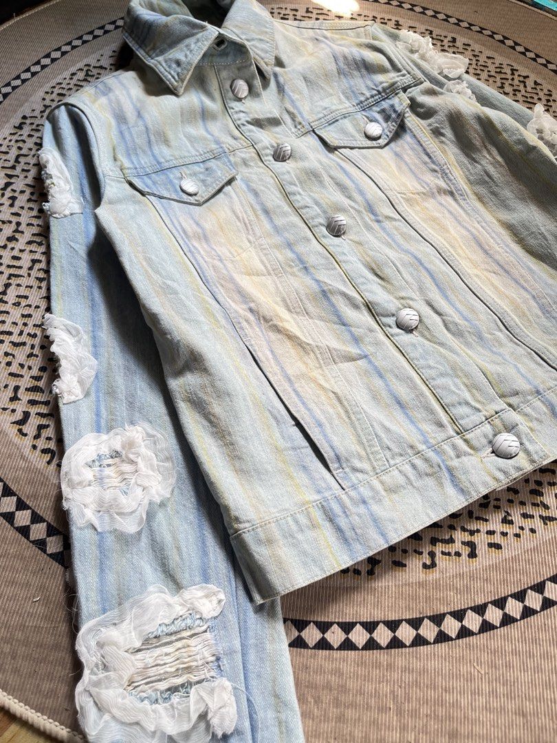 Chanel Waterfall series camellia denim jacket (Category: Luxury Apparel) located in Malaybalay. Submitted by spl3ndd_artifacts (Listing ID 1449903951, Image 2). Description: Made in Italy Size small Not reyal Fahke only.