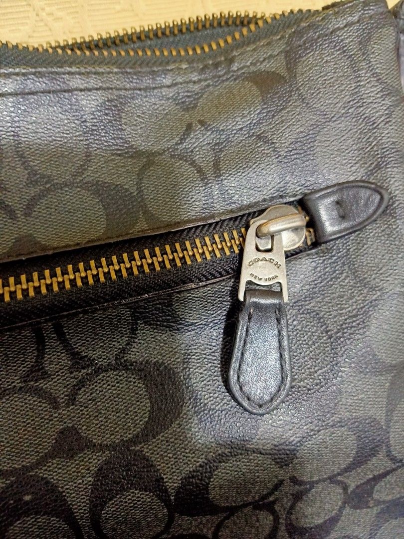 Coach (Kategori: Tas Selempang) berada di Jakarta Selatan. Dikirim oleh zaynpreloved22 (ID iklan 1449925239, Gambar 3). Deskripsi: minus talpan bukan bawaan nya.