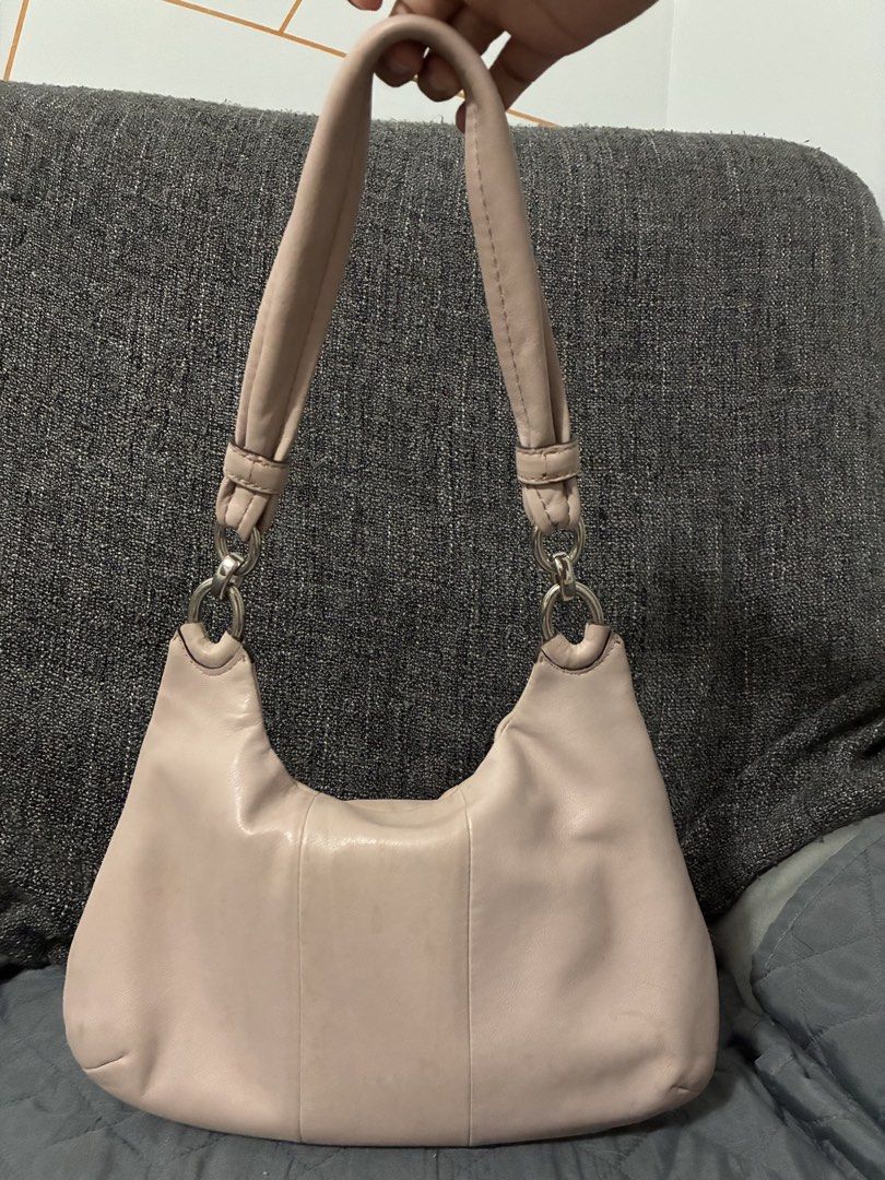 Coach Leather Shoulder Bag (Category: Luxury Bags & Wallets) located in Kabankalan. Submitted by mad_zillaaa (Listing ID 1449886918, Image 2). Description: - Made of soft leather - Silver hardware with front closure - Interior: zippered pocket and main compartment - Ideal for everyday use - FLAWS: medyo madumi.