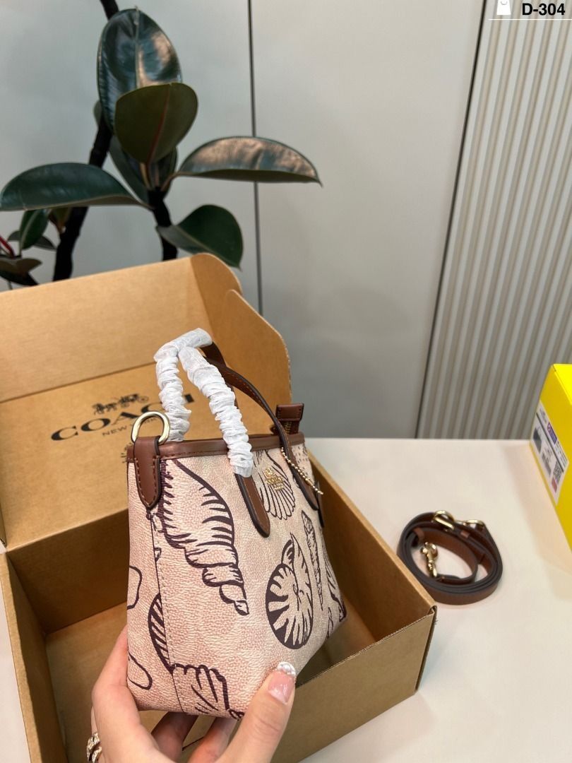 Coach Mini City Tote Seashell Print Handbag （分類：手拿包）位於 Hong Kong。 由 bellezza. 提交（商品編號 1449863312，圖片 2）。簡介： 。