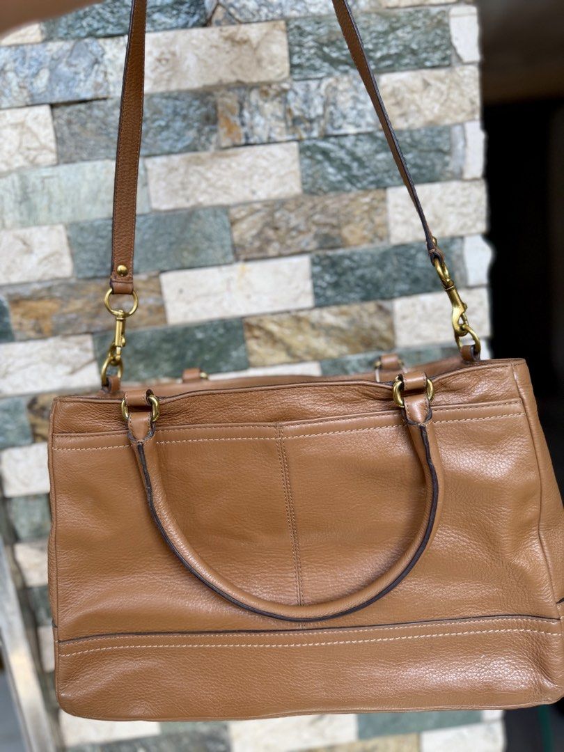Coach Park Leather Large Carry All (Category: Luxury Bags & Wallets) located in Rizal. Submitted by bingbong21 (Listing ID 1449835521, Image 2). Description: - Authentic Coach tan leather handbag - Versatile with top handles and a detachable shoulder strap - Secure front pocket with a stylish turn-lock closure -guaranteed original.