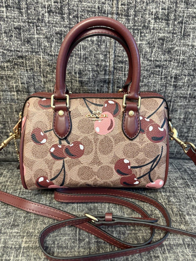 COACH ROWAN MINI 7x6 x4 inches (Category: Cross-body Bags) located in Manila. Submitted by jaylo06 (Listing ID 1449842195, Image 1). Description: minimal rubs lang po sa strap gold hardwares naka coach lahat ng hardwares naka hangtag naka creed and etiketa malinis nmn po sya from preloved pero nic pa po sa may gusto pm lang po thanks.