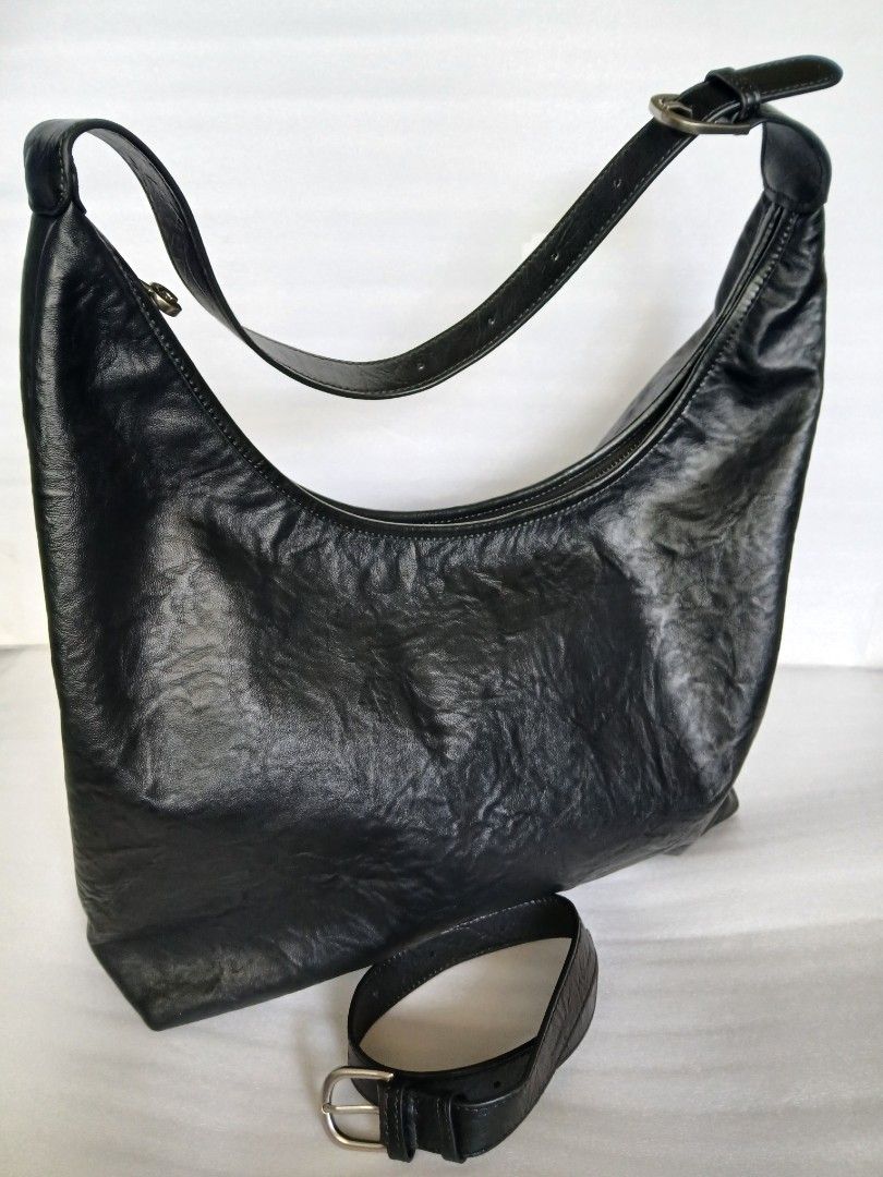 由 thriftsellin (刊登 ID 1449875437，圖片 1) 提交，位於 台南市 (Tainan) 的 Coco Souls Crinkled Leather Shoulder Bag (類別：肩背、側背包)，說明：Coco Souls Crinkled Leather Shoulder Bag, recognizable by its distinctive slouchy crescent silhouette and textured, worn-in lambskin finish. Product Overview Design & Shape: It features a soft, structural A-shape that naturally dips in the center when worn. Material: The exterior is crafted from a distinctive tumbled, crinkled black