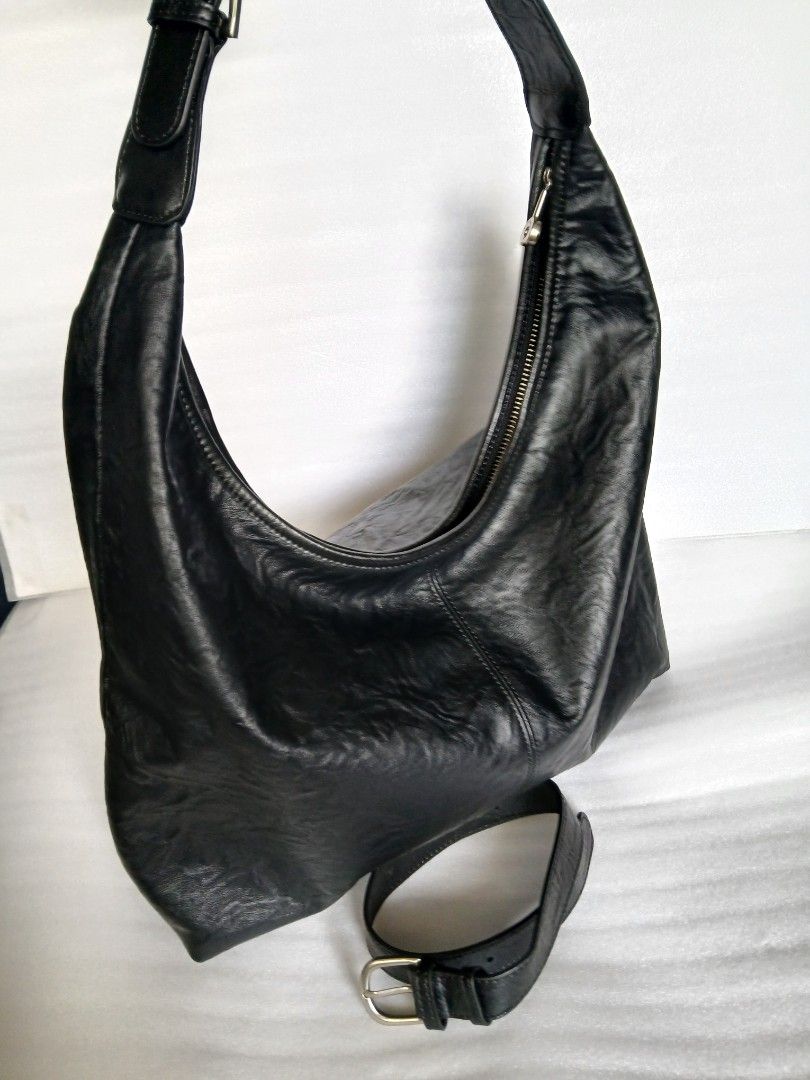 由 thriftsellin (刊登 ID 1449875437，圖片 2) 提交，位於 台南市 (Tainan) 的 Coco Souls Crinkled Leather Shoulder Bag (類別：肩背、側背包)，說明：Coco Souls Crinkled Leather Shoulder Bag, recognizable by its distinctive slouchy crescent silhouette and textured, worn-in lambskin finish. Product Overview Design & Shape: It features a soft, structural A-shape that naturally dips in the center when worn. Material: The exterior is crafted from a distinctive tumbled, crinkled black