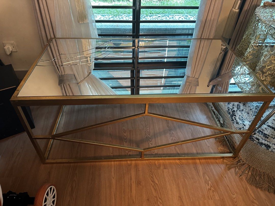 Coffee Table (Category: Tables & Sets) located in Kuala Lumpur. Submitted by kabeletrik31662 (Listing ID 1449790944, Image 2). Description: ✨ Meja Kopi / Coffee Table Kaca Tempered & Gold Metal Frame ✨ 💰 Harga: RM250 (boleh nego sedikit untuk pembeli serius) Ingin menjual meja kopi dengan reka bentuk moden dan elegan. Spesifikasi: * ✅ Permukaan kaca tempered * ✅ Rangka besi warna gold * ✅ 2 tingkat (ruang simpanan tambahan di bahagian bawah) * ✅