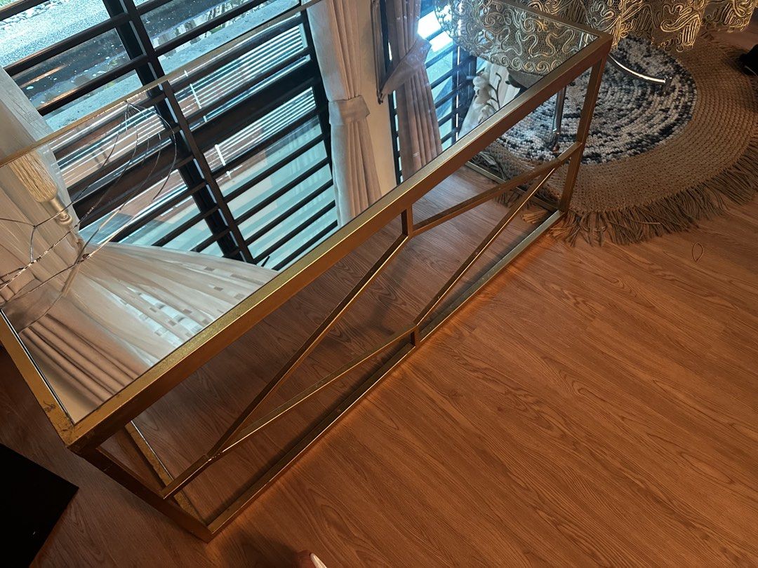Coffee Table (Category: Tables & Sets) located in Kuala Lumpur. Submitted by kabeletrik31662 (Listing ID 1449790944, Image 1). Description: ✨ Meja Kopi / Coffee Table Kaca Tempered & Gold Metal Frame ✨ 💰 Harga: RM250 (boleh nego sedikit untuk pembeli serius) Ingin menjual meja kopi dengan reka bentuk moden dan elegan. Spesifikasi: * ✅ Permukaan kaca tempered * ✅ Rangka besi warna gold * ✅ 2 tingkat (ruang simpanan tambahan di bahagian bawah) * ✅