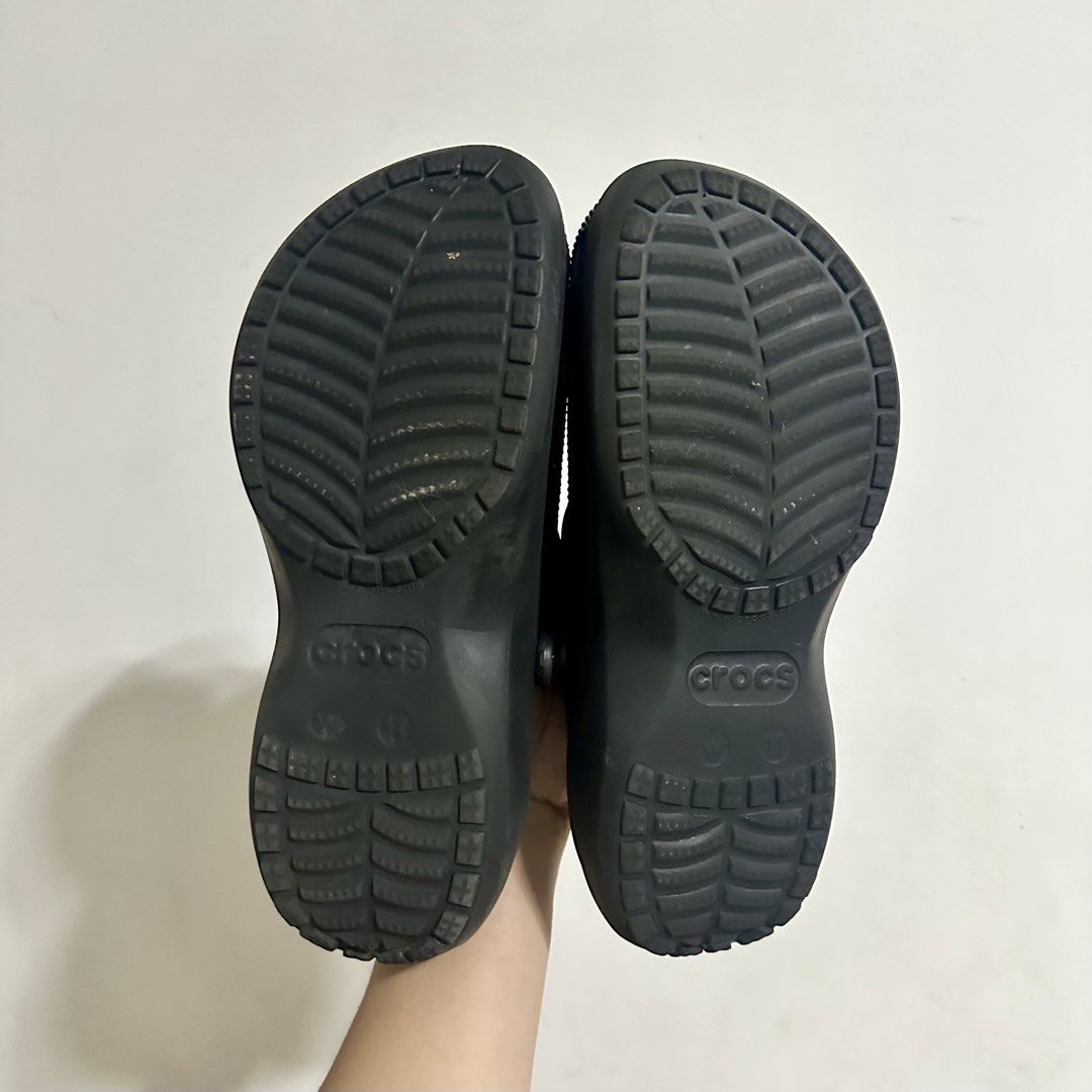 Crocs Women's Classic Platform Clogs Black W11 (Category: Slippers and slides) located in Quezon City. Submitted by 130jo (Listing ID 1449916720, Image 2). Description: Authentic Black Crocs Platform Clogs - Size: Women's 11 (W11) - Purchased from Crocs PH TikTok Shop - Used around 2/3 times only, comes with plastic and tote! - RFS: Wrong Size.