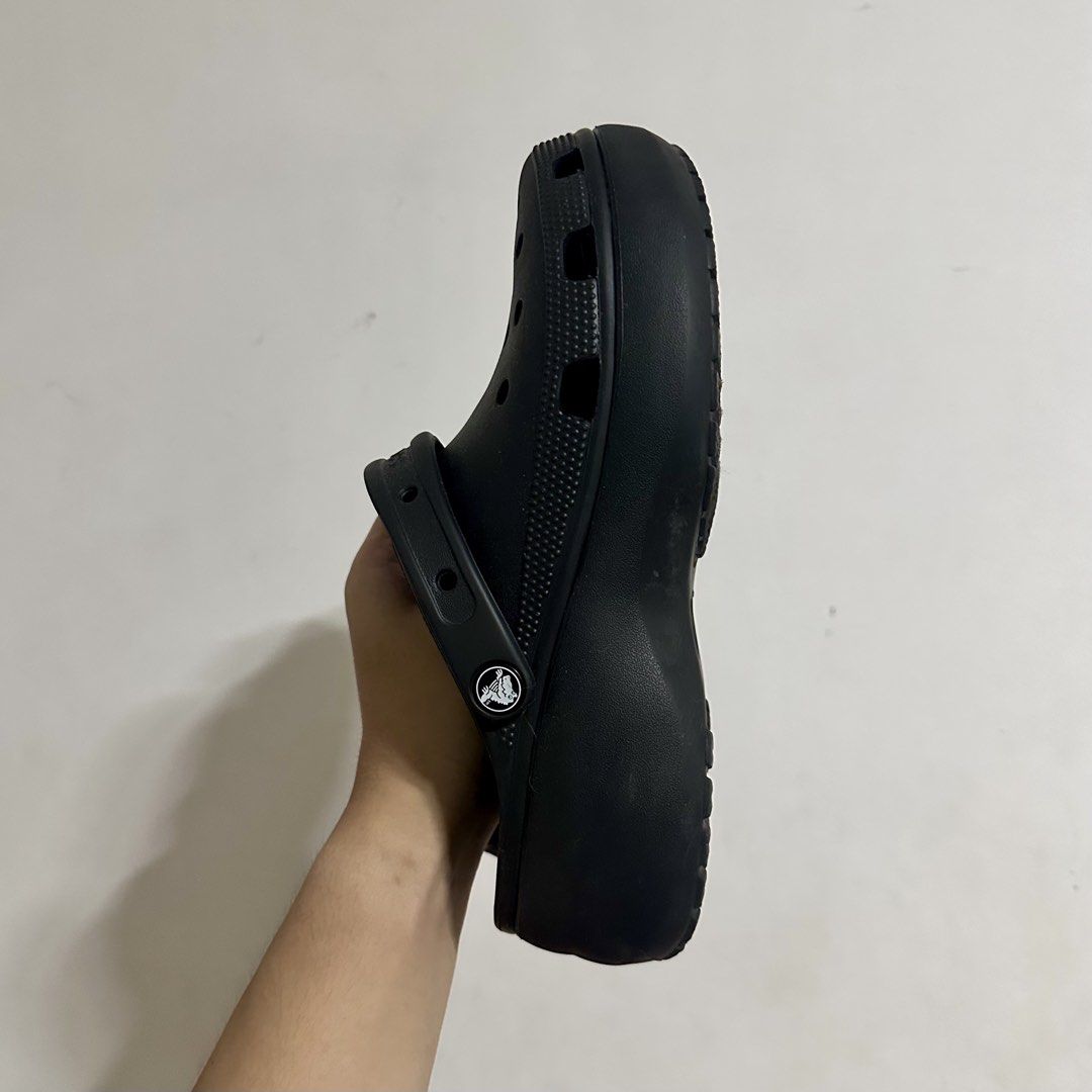 Crocs Women's Classic Platform Clogs Black W11 (Category: Slippers and slides) located in Quezon City. Submitted by 130jo (Listing ID 1449916720, Image 3). Description: Authentic Black Crocs Platform Clogs - Size: Women's 11 (W11) - Purchased from Crocs PH TikTok Shop - Used around 2/3 times only, comes with plastic and tote! - RFS: Wrong Size.