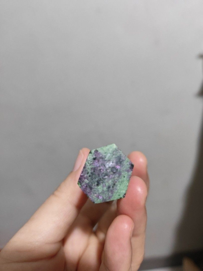 Crystal pointer (Category: Precious Stones) located in Singapore. Submitted by yunforeveryun (Listing ID 1449949585, Image 2). Description: brand new got it as a gift. self collect at queentown if not top up 2.50 for mailing.
