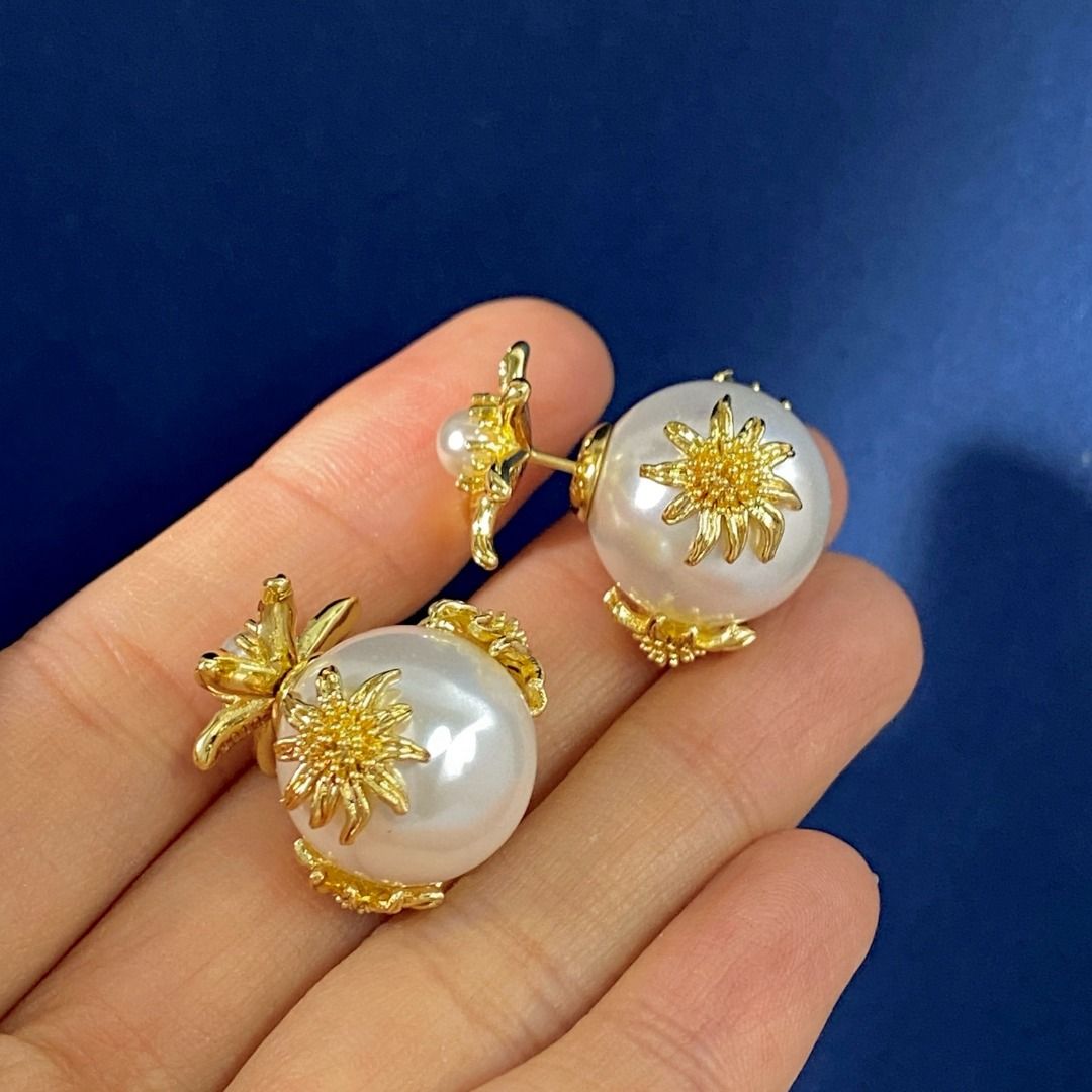 Dior outlet earrings 迪奧 珍珠耳環 （分類：耳環）位於 Hong Kong。 由 coureyamel93925 提交（商品編號 1449837705，圖片 1）。簡介： 。