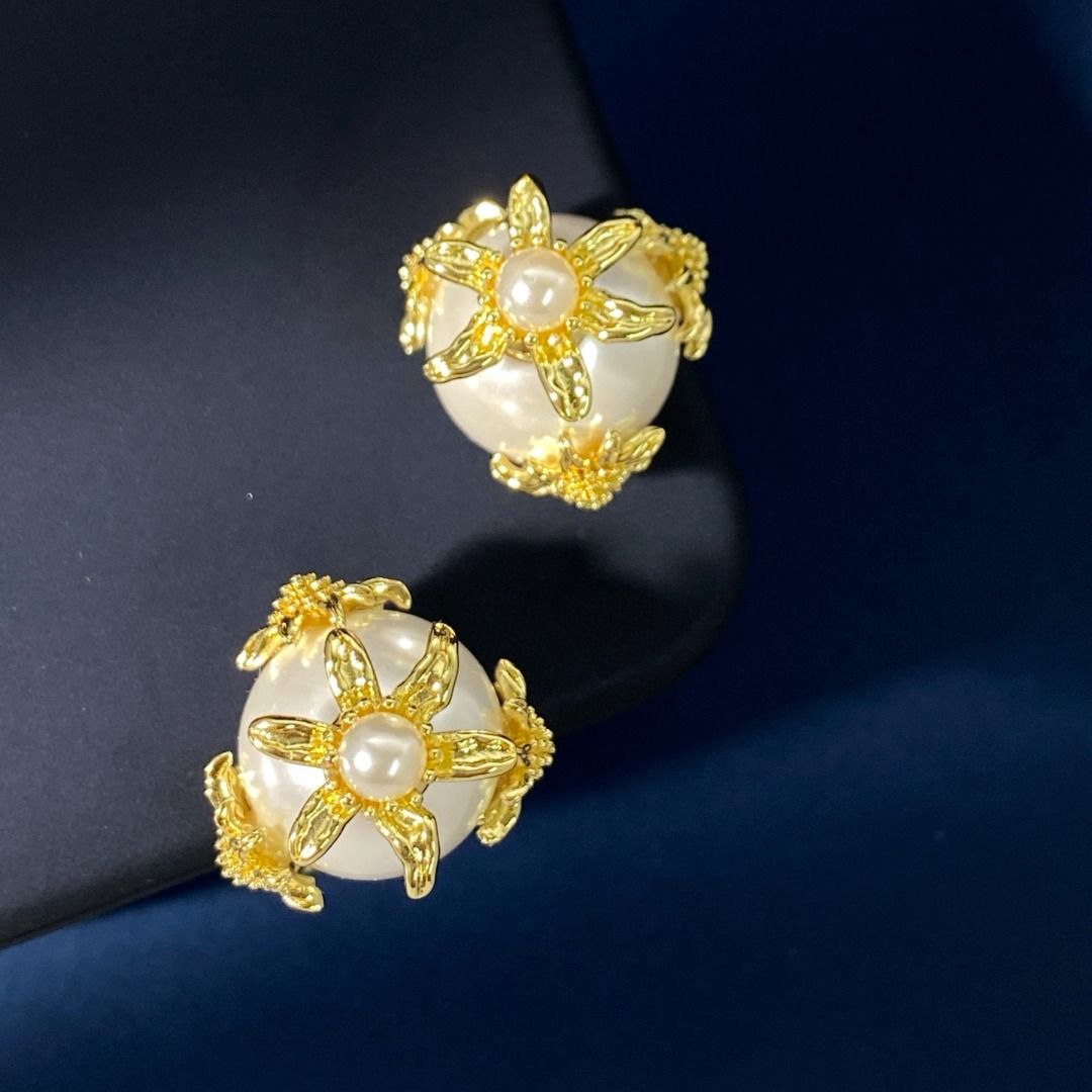Dior outlet earrings 迪奧 珍珠耳環 （分類：耳環）位於 Hong Kong。 由 coureyamel93925 提交（商品編號 1449837705，圖片 3）。簡介： 。