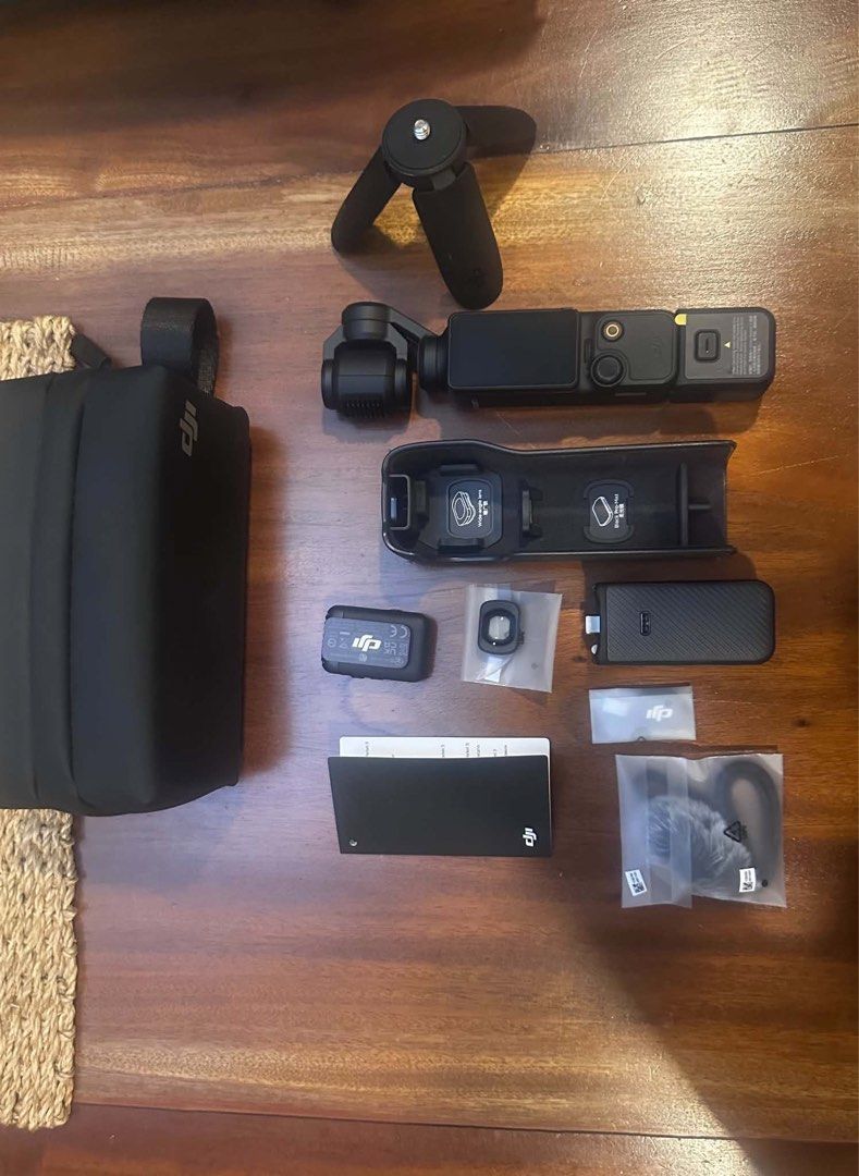 DJI OSMO POCKET 3 CREATOR COMBO (Category: Video Cameras) located in Caloocan City. Submitted by ian1012_648 (Listing ID 1449890494, Image 2). Description: Used once with mini tripod and 4k worth of sd card Take all everything you see Complete set no dents or issues.