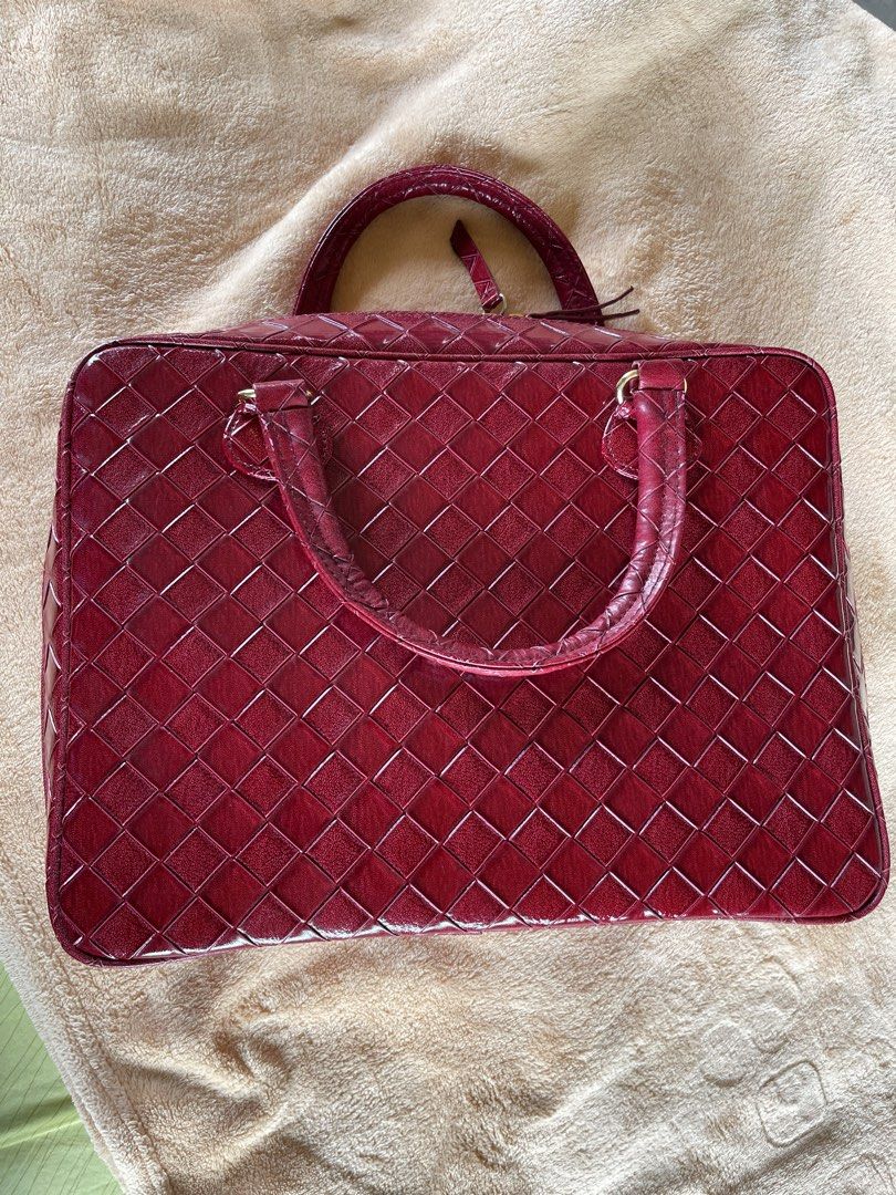Estée Lauder Laptop Bag/Briefcase (Category: Laptop Bags & Sleeves) located in Mabini. Submitted by thelostsphyrnidae (Listing ID 1449823324, Image 1). Description: -vibrant, deep cranberry red faux-patent leather (vinyl) exterior with an embossed diagonal woven basketweave pattern. -It has double top handles and a gold-tone zipper. -interior is lined with a smooth red fabric and has structured slip dividers to hold a tablet, documents, or a stan