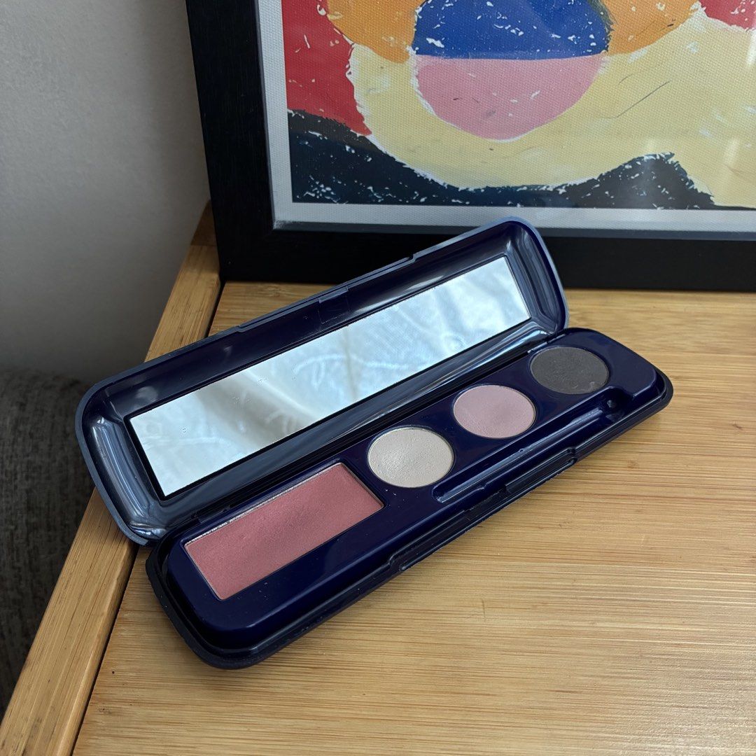Estee Lauder Eyeshadow and Blush Palette (Category: Makeup) located in Manila. Submitted by gabasta998 (Listing ID 1449802636, Image 2). Description: -this is old na kaya selling for cheap -buy at your own risk.