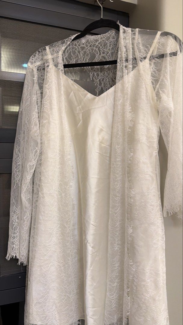 EVE THE LABEL BRIDAL ROBE (large) (Category: Dresses) located in Pandi. Submitted by rgnmrqz28 (Listing ID 1449927899, Image 3). Description: Og price 8k .