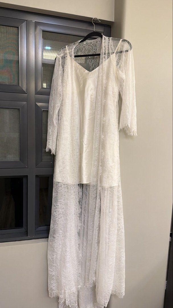 EVE THE LABEL BRIDAL ROBE (large) (Category: Dresses) located in Pandi. Submitted by rgnmrqz28 (Listing ID 1449927899, Image 1). Description: Og price 8k .