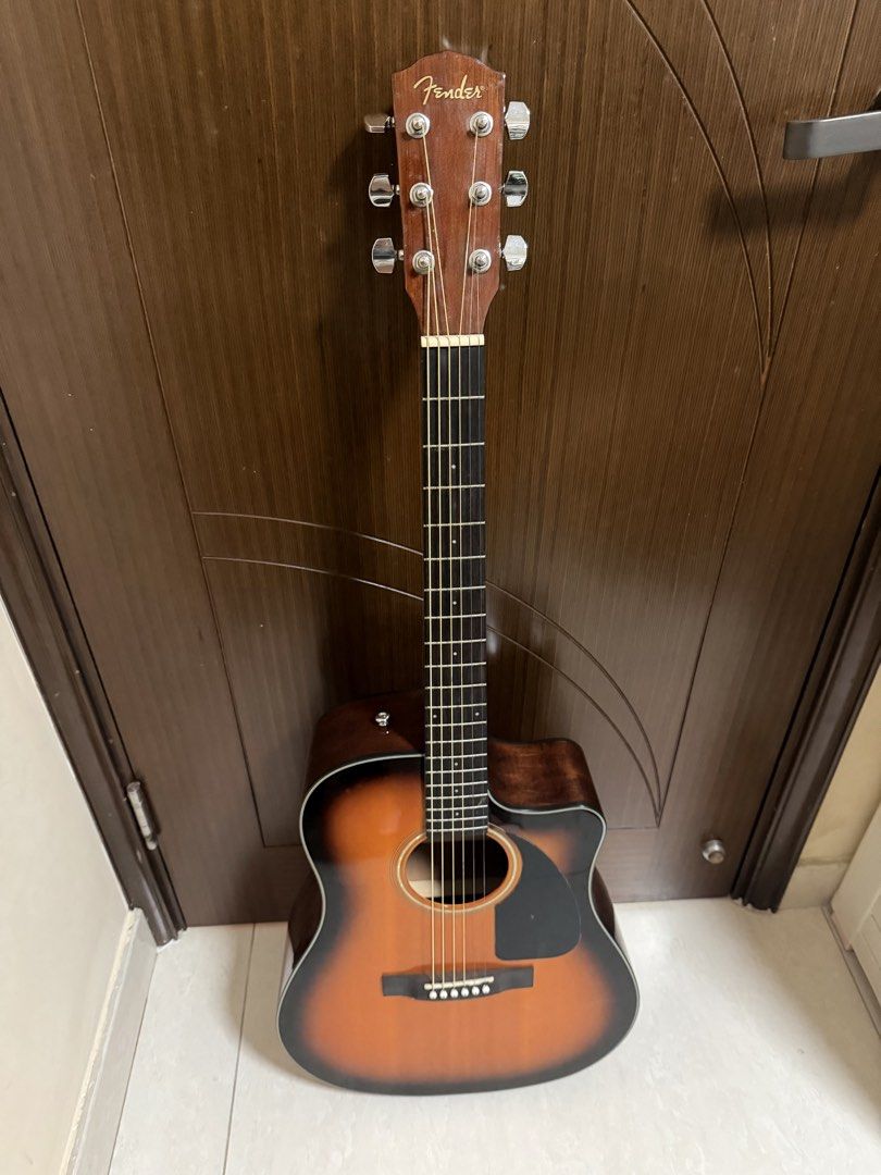 Fender CD-60CE （分類：樂器）位於 Hong Kong。 由 thykkkkk 提交（商品編號 1449817352，圖片 2）。簡介： - Fender CD-60CE acoustic-electric guitar - Attractive sunburst finish - Comfortable playability and rich tone - Includes protective hard case。