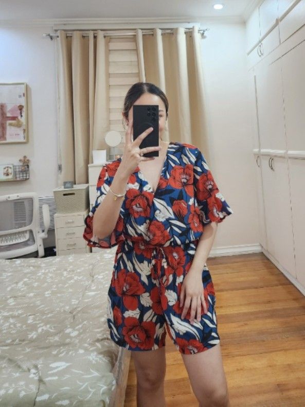 Floral Print V-Neck Romper (Category: Rompers) located in Cagayan de Oro. Submitted by declutter97 (Listing ID 1449826725, Image 2). Description: Romper ❤️ Flaw: hook needs to be repaired Fits till Semi Large Php250 Model's height: 5'1 Model's size: Small.