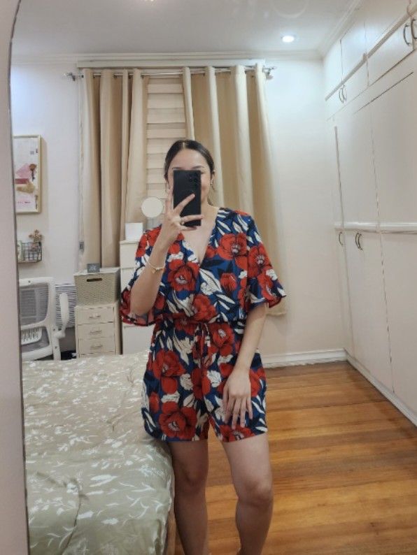 Floral Print V-Neck Romper (Category: Rompers) located in Cagayan de Oro. Submitted by declutter97 (Listing ID 1449826725, Image 3). Description: Romper ❤️ Flaw: hook needs to be repaired Fits till Semi Large Php250 Model's height: 5'1 Model's size: Small.