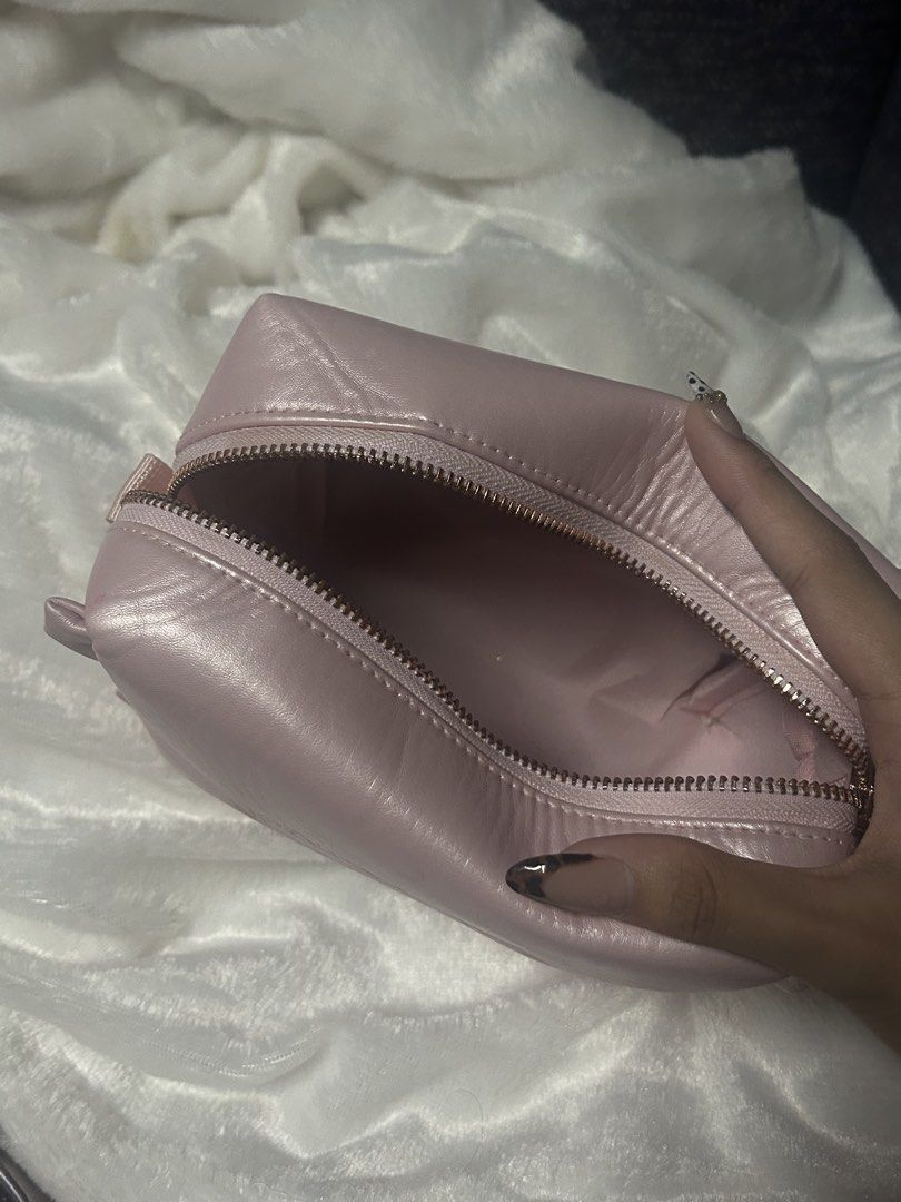 flower knows makeup pouch (Category: Makeup) located in Manila. Submitted by aglpjs (Listing ID 1449884944, Image 2). Description: no lowballing, brandnew!.