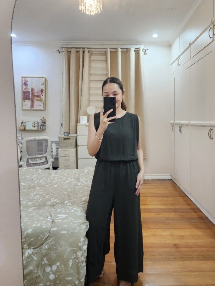Formal Jumpsuit in Emerald (Category: Jumpsuits) located in Cagayan de Oro. Submitted by declutter97 (Listing ID 1449829545, Image 3). Description: Jumpsuit in Emerald 💚 Elastic waist Fits up to Medium Php400 Model's height: 5'1 Model's size: Small.