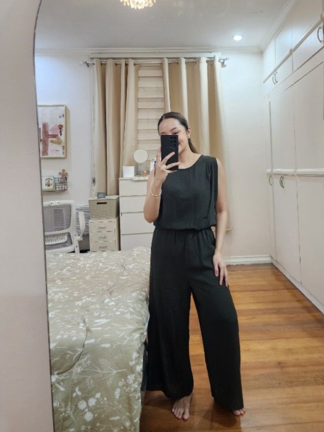 Formal Jumpsuit in Emerald (Category: Jumpsuits) located in Cagayan de Oro. Submitted by declutter97 (Listing ID 1449829545, Image 2). Description: Jumpsuit in Emerald 💚 Elastic waist Fits up to Medium Php400 Model's height: 5'1 Model's size: Small.