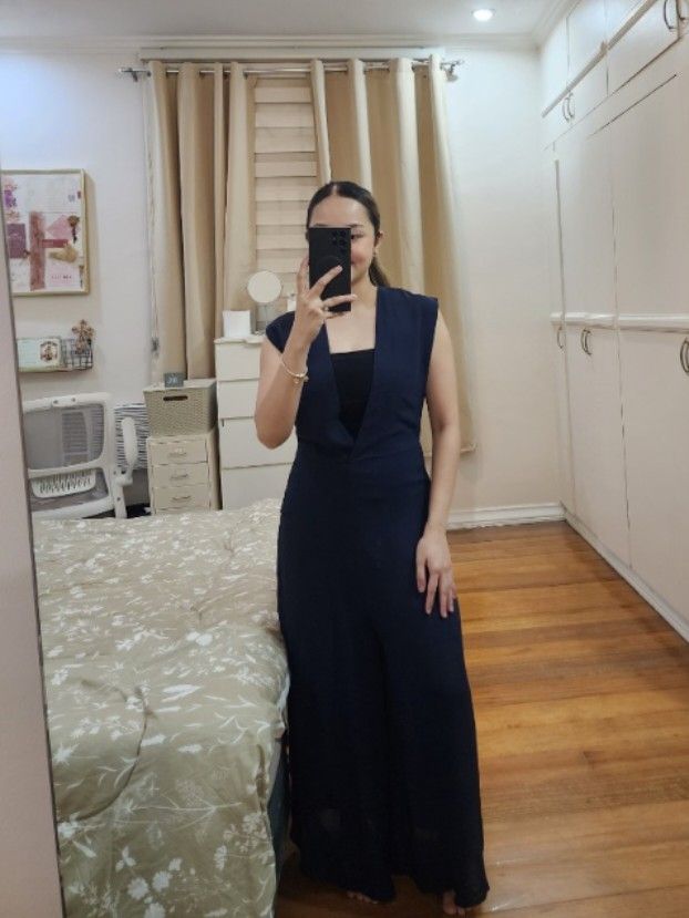 Formal Jumpsuit in Navy with side Zipper (Category: Jumpsuits) located in Cagayan de Oro. Submitted by declutter97 (Listing ID 1449827268, Image 1). Description: Jumpsuit in Navy 💙😍 super b! With side zipper Medium on tag Php400.