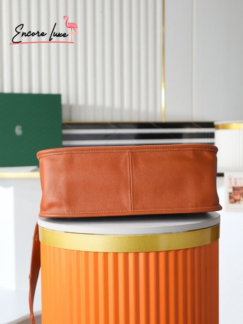 Goyard Musette PM Black Crossbody Bag （分類：手袋及銀包）位於 Hong Kong。 由 encore_luxe 提交（商品編號 1449799095，圖片 3）。簡介： 28*22*10cm 📸 實物實拍｜所有圖片均由Encore Luxe 團隊親自拍攝，細節清晰，品質一目了然。（圖片已添加專屬水印，請勿轉載） 🔒 交易保障｜貨到後享有 1日檢查期，確保滿意再付款，放心無憂。 💎 專屬配置｜品質可追溯，信心保證。 🎁 配件完整｜附送防塵袋、使用說明書、全套齊備，送禮自用皆宜。。