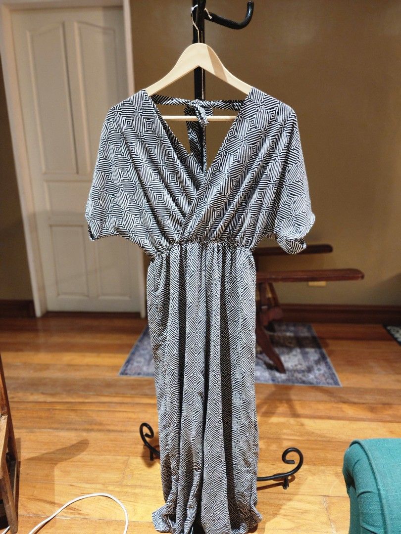Grey and White Geometric Print Jumpsuit (Category: Jumpsuits) located in Cagayan de Oro. Submitted by declutter97 (Listing ID 1449825844, Image 3). Description: Jumpsuit in Gray Fits Small Php400 Model's height: 5'1 Model's size: Small.