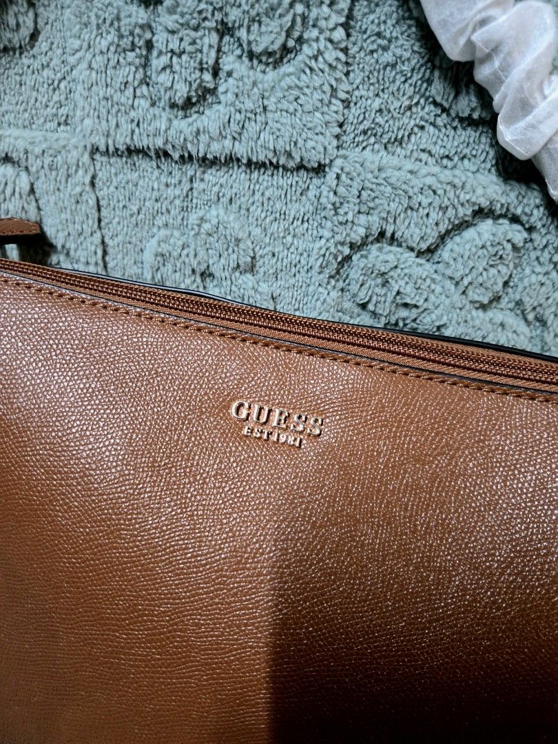 Guess Darcy Hobo Bag (Category: Clutches) located in Manila. Submitted by oki.ukay (Listing ID 1449890714, Image 3). Description: - Guess brown leather clutch - Zip closure - available for nationwide shipping -location: san andres manila.