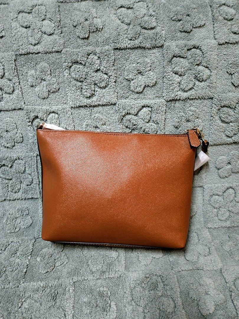Guess Darcy Hobo Bag (Category: Clutches) located in Manila. Submitted by oki.ukay (Listing ID 1449890714, Image 2). Description: - Guess brown leather clutch - Zip closure - available for nationwide shipping -location: san andres manila.