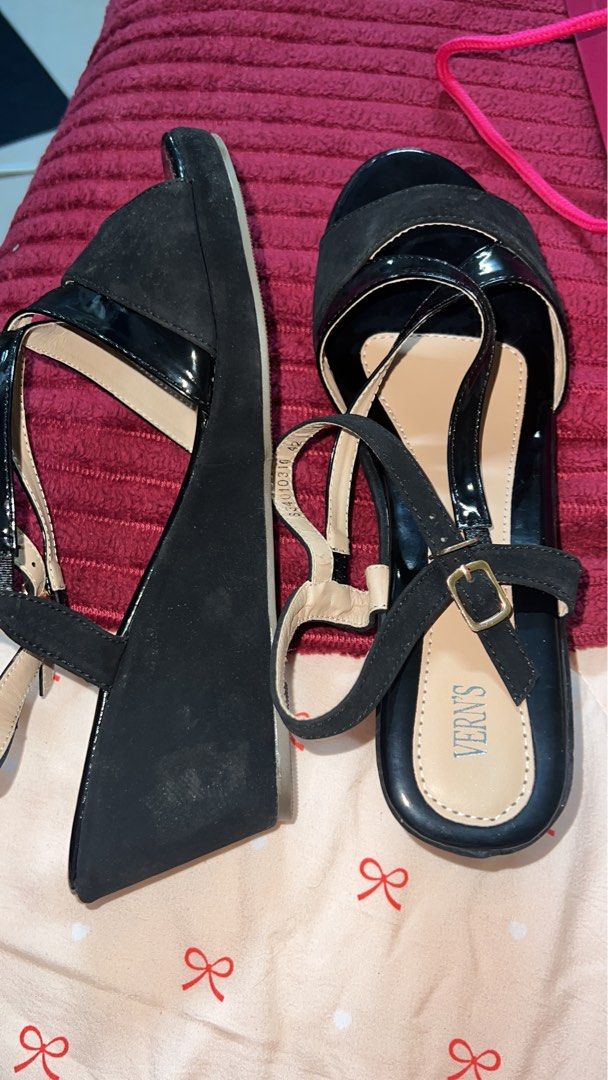 heels (Category: Heels) located in Permatang Pauh. Submitted by qtbabybundle (Listing ID 1449762088, Image 3). Description: size 42 , brand verns , tak pernah guna lagi.