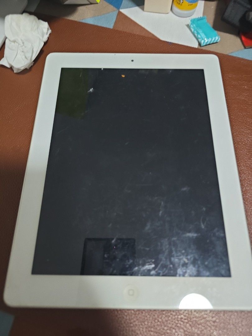 Ipad 2 (Category: iPad) located in Kuala Lumpur. Submitted by marcromeo1989 (Listing ID 1449898766, Image 1). Description: -can open and use -volume up and down button dent.