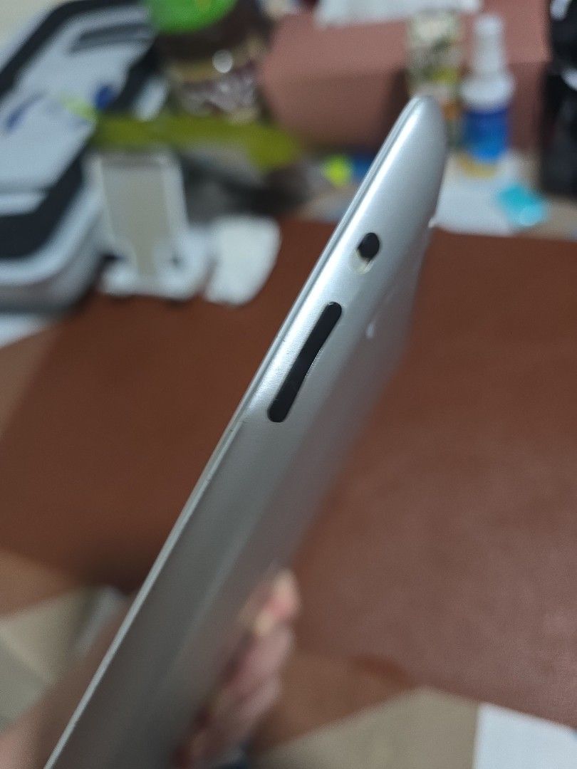 Ipad 2 (Category: iPad) located in Kuala Lumpur. Submitted by marcromeo1989 (Listing ID 1449898766, Image 2). Description: -can open and use -volume up and down button dent.